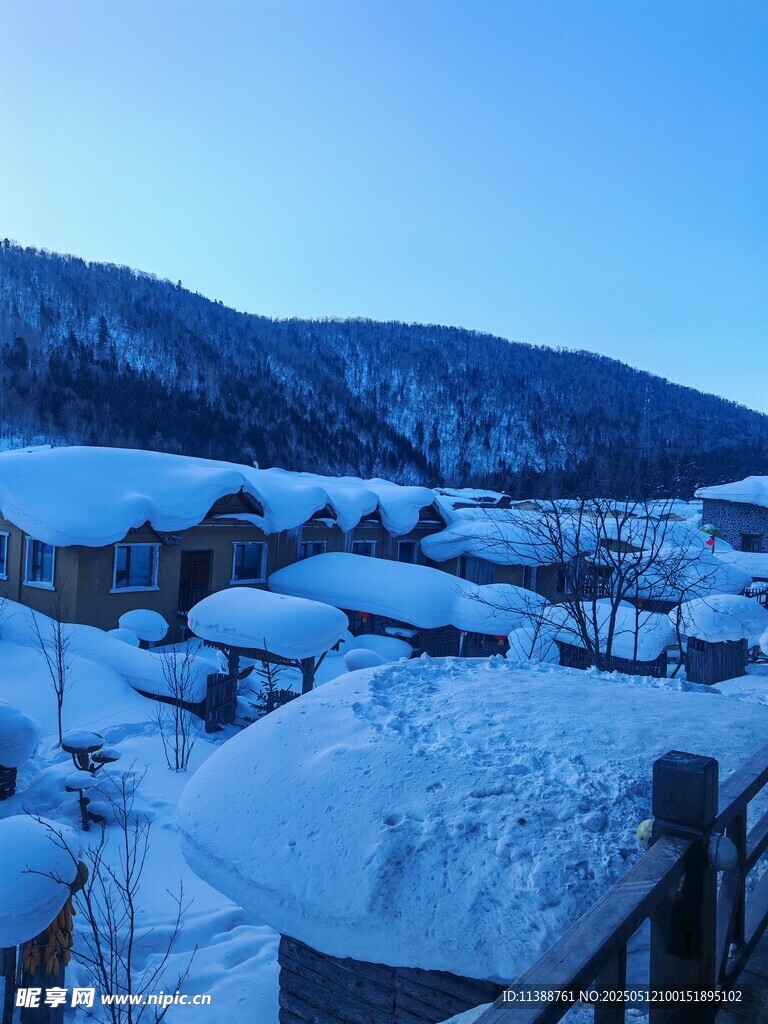 雪覆村庄美景