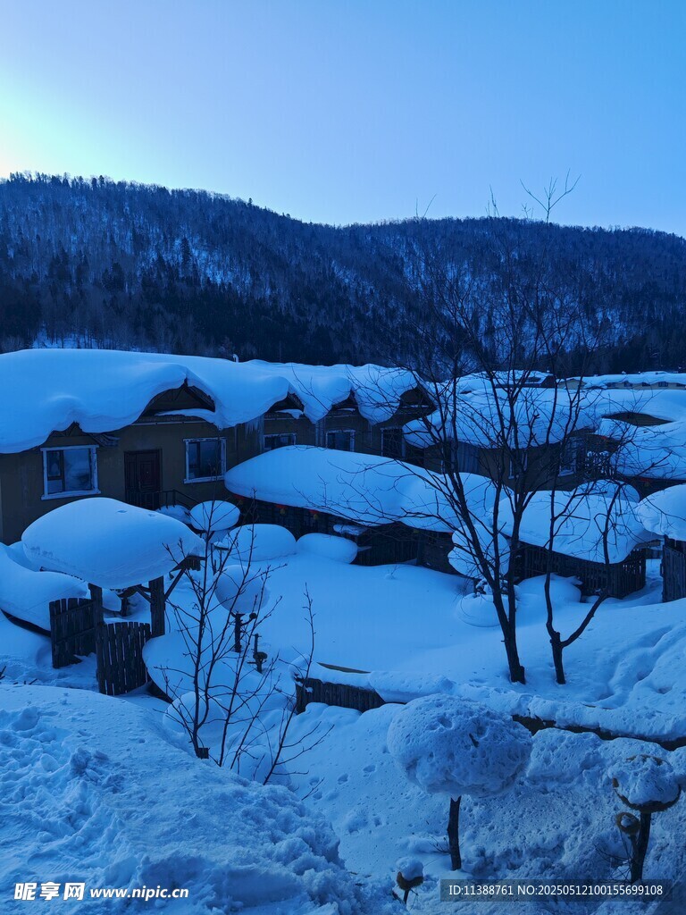 雪覆山村美景