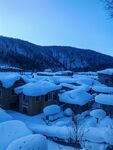 雪覆山村美景