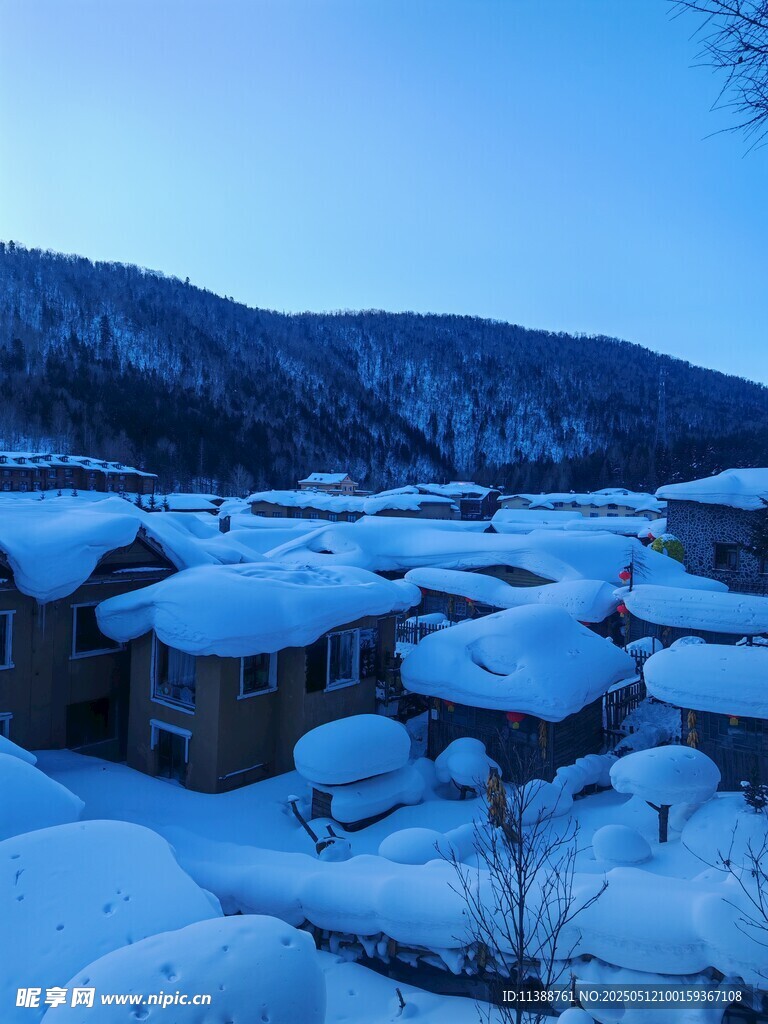 雪覆山村美景