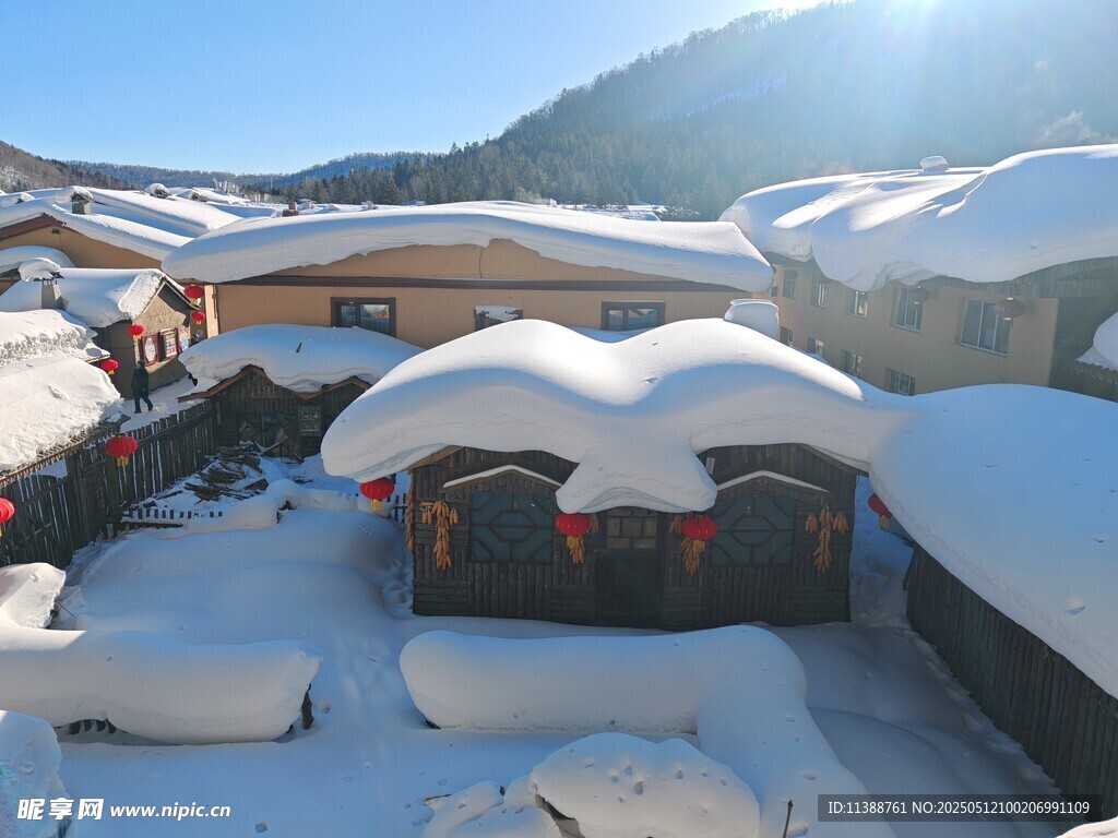雪覆村落美景