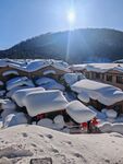 雪覆村落 阳光洒落美景