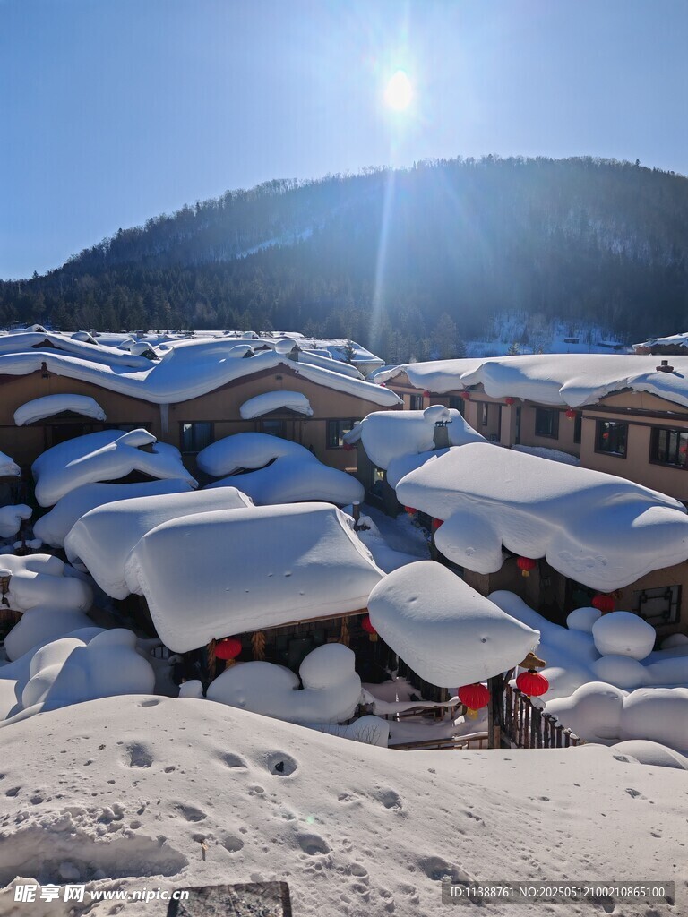 雪覆村落 阳光洒落美景