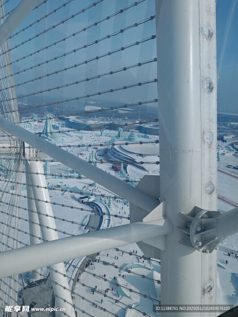 高楼外的金属防护网景观