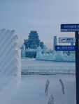 冰雪景观中的漫步行人