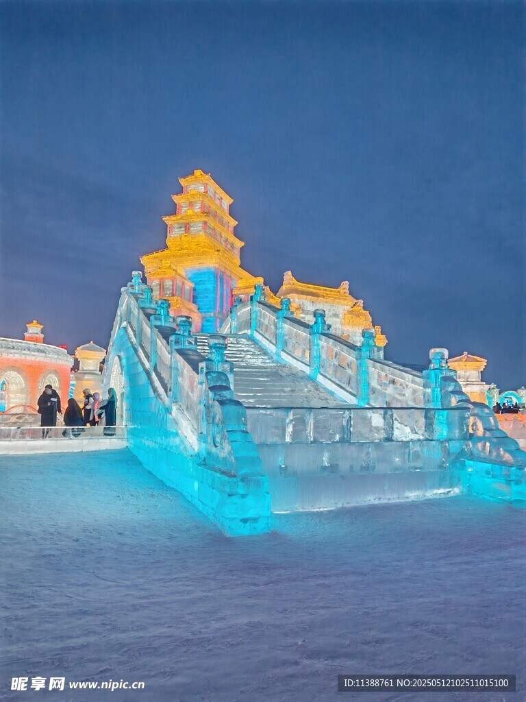 梦幻冰雕景观闪耀夜空