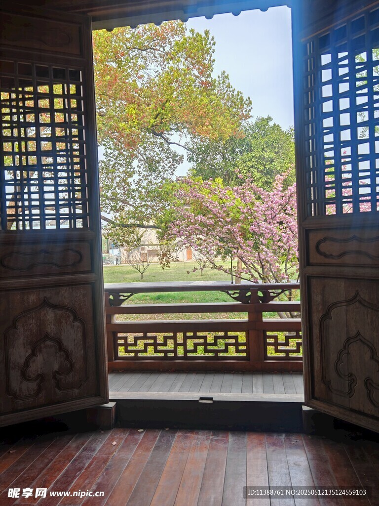 古宅敞窗望庭院美景