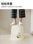 脚踩水桶