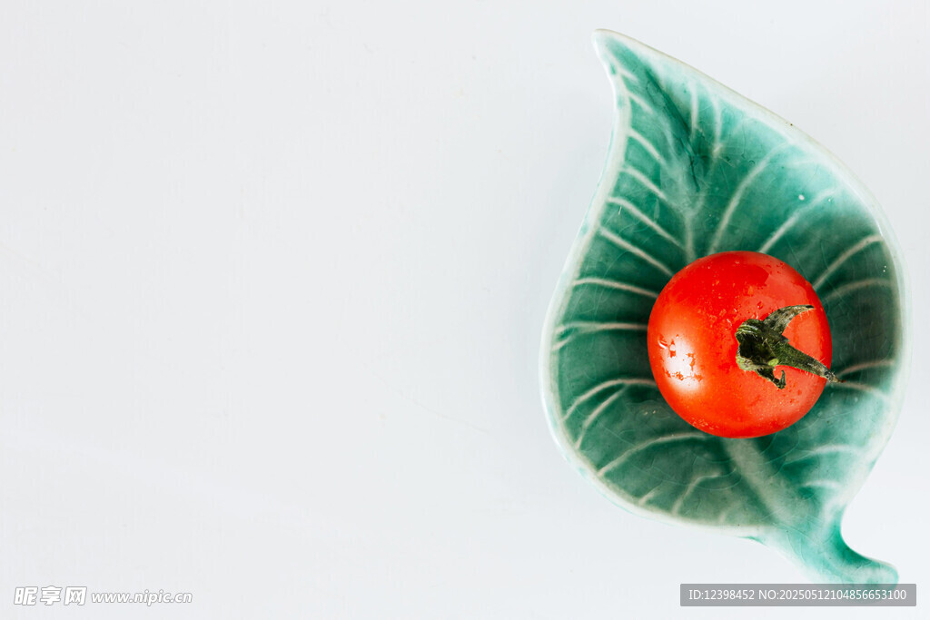 绿叶托红番茄清新画面