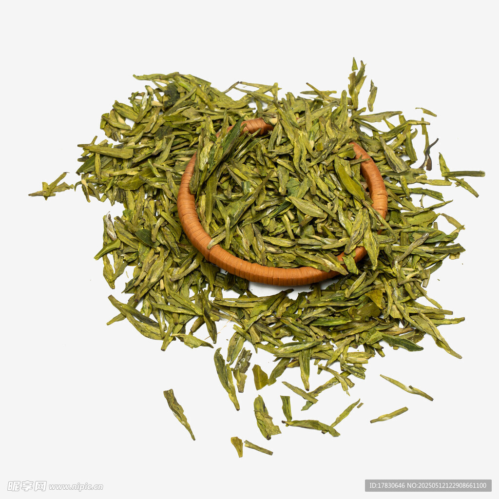 一堆翠绿茶叶与木环