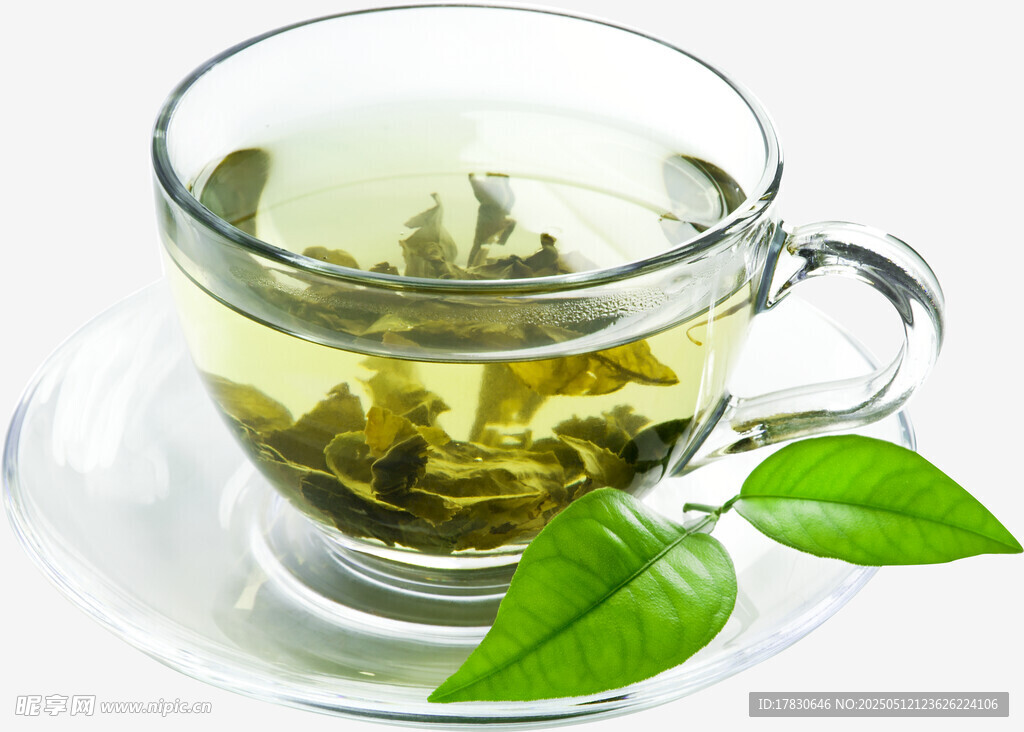 透明杯中泡着嫩绿茶叶