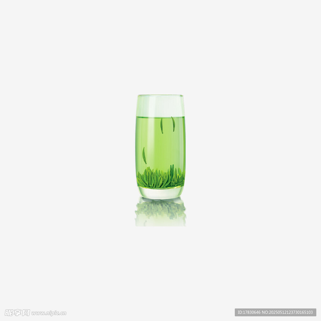 绿色液体玻璃杯特写