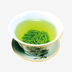青花瓷杯中的嫩绿茶叶