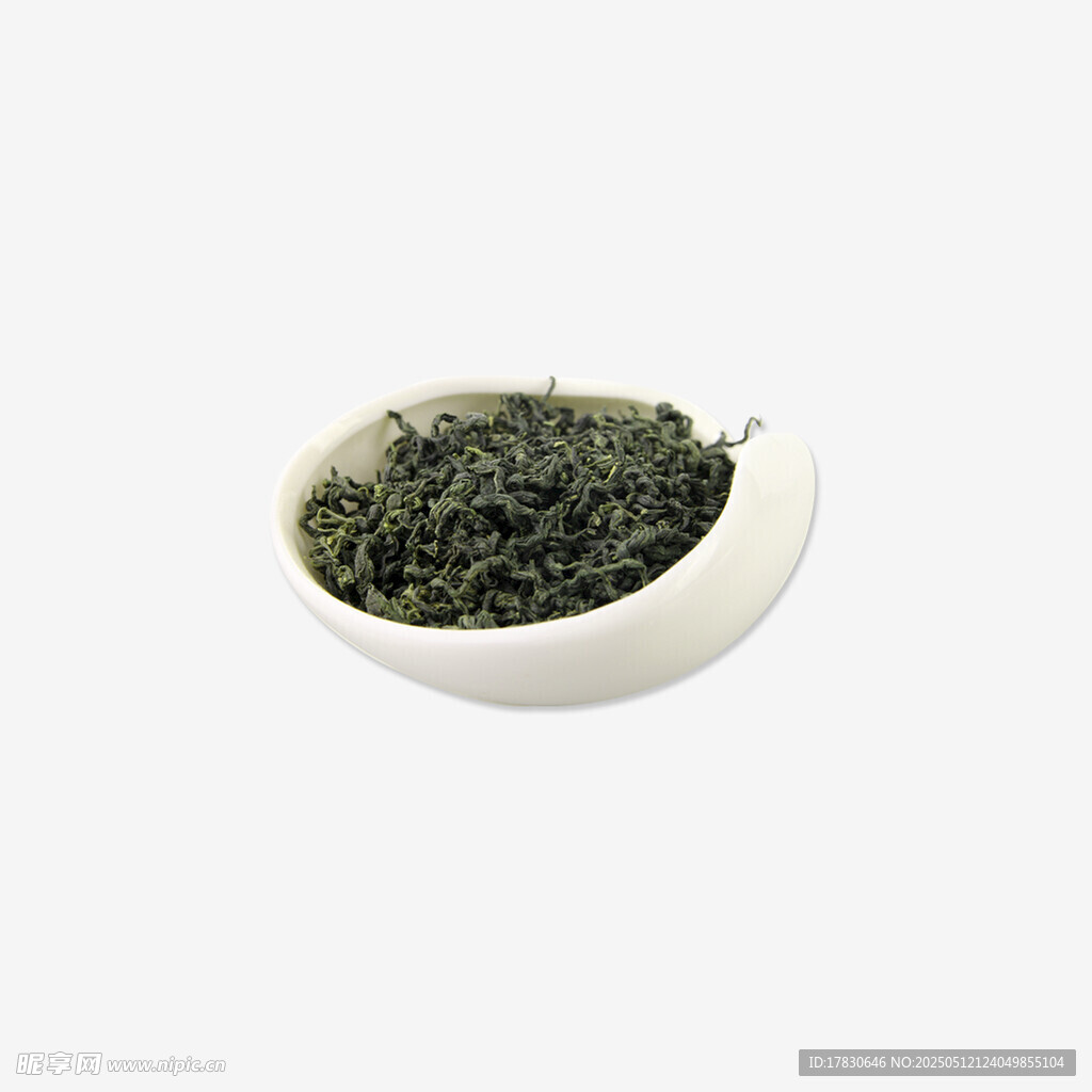 白碗中的翠绿茶叶