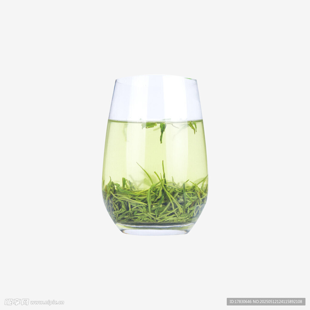 透明玻璃杯中泡着嫩绿茶叶