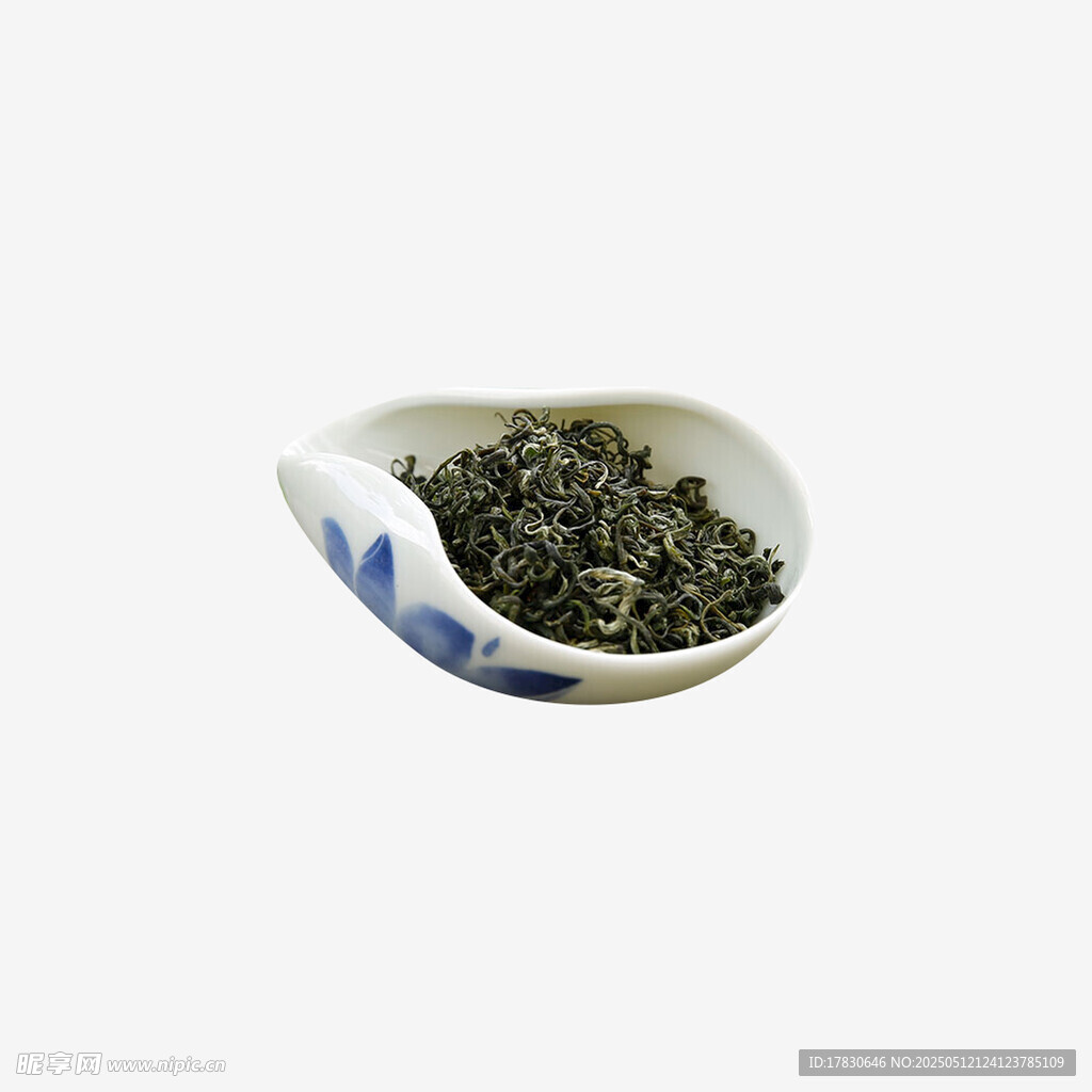 青花瓷勺中的茶叶