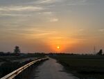夕阳下的河边田园美景
