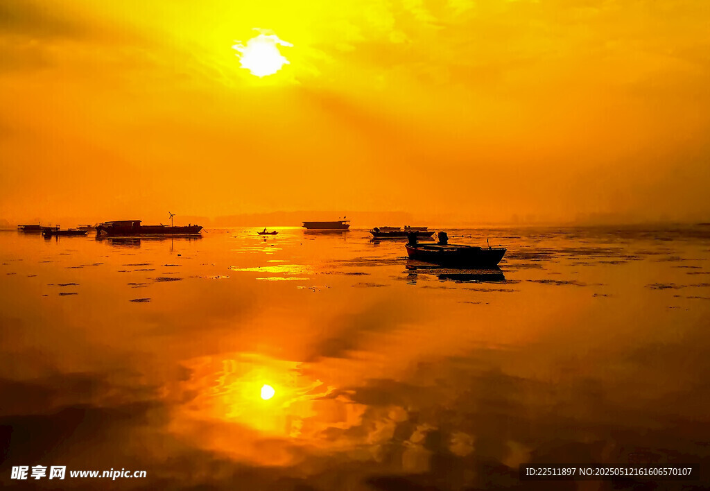 夕阳下的海面船只美景