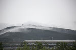 云雾缭绕中的山峦与建筑
