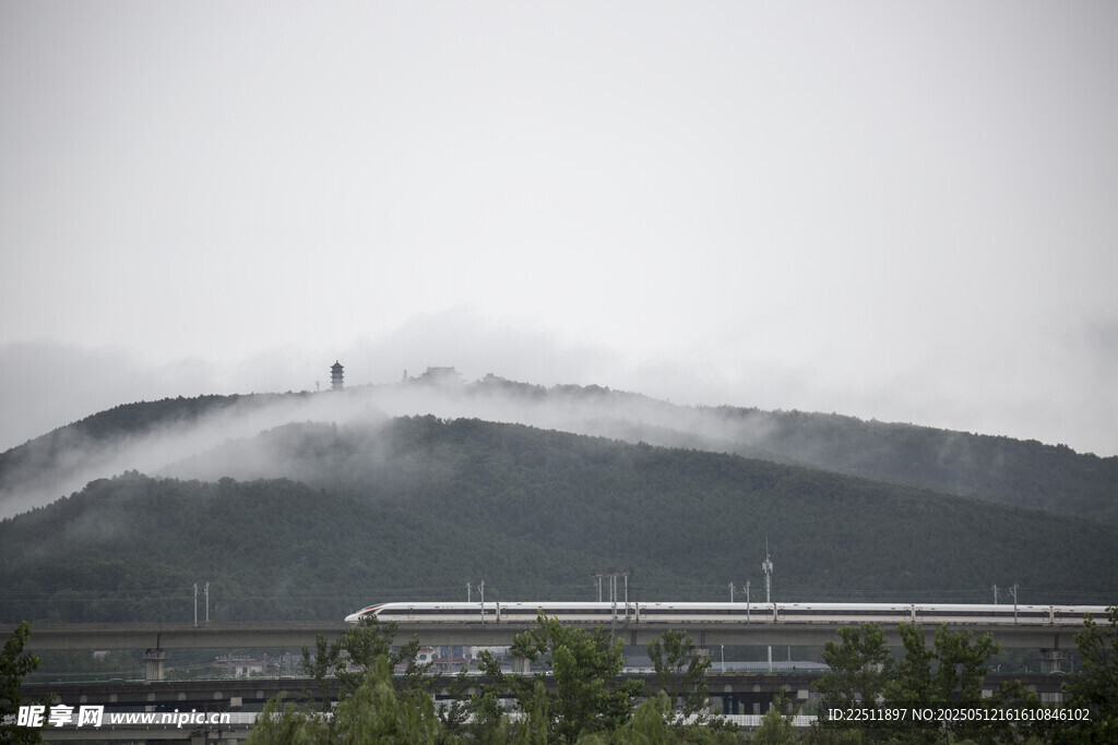 云雾缭绕中的山峦与建筑