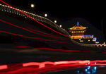 夜晚桥上光影与古建筑