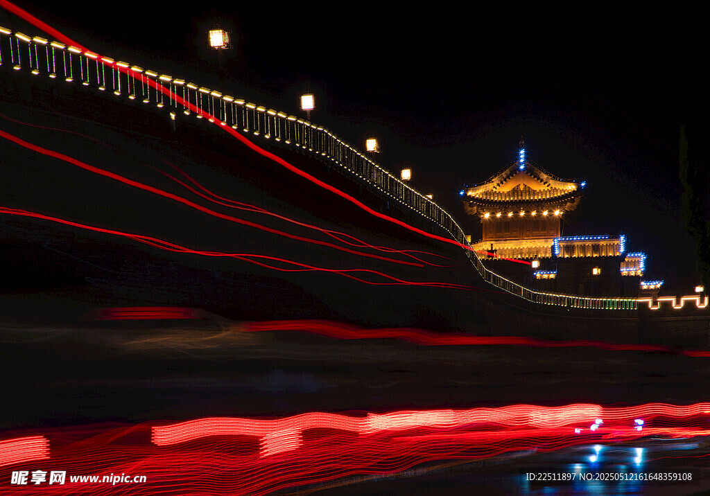 夜晚桥上光影与古建筑