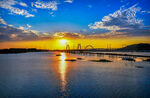 夕阳下的宁静湖面美景