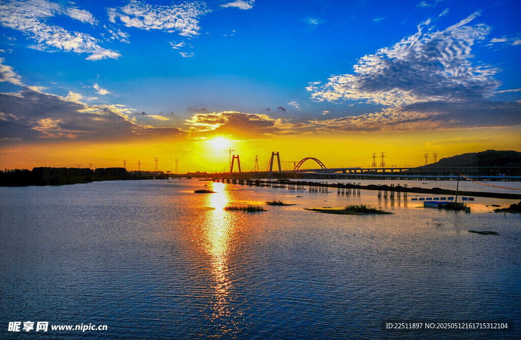 夕阳下的宁静湖面美景