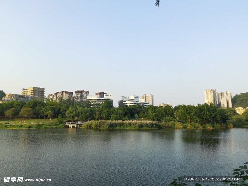 城市湖面