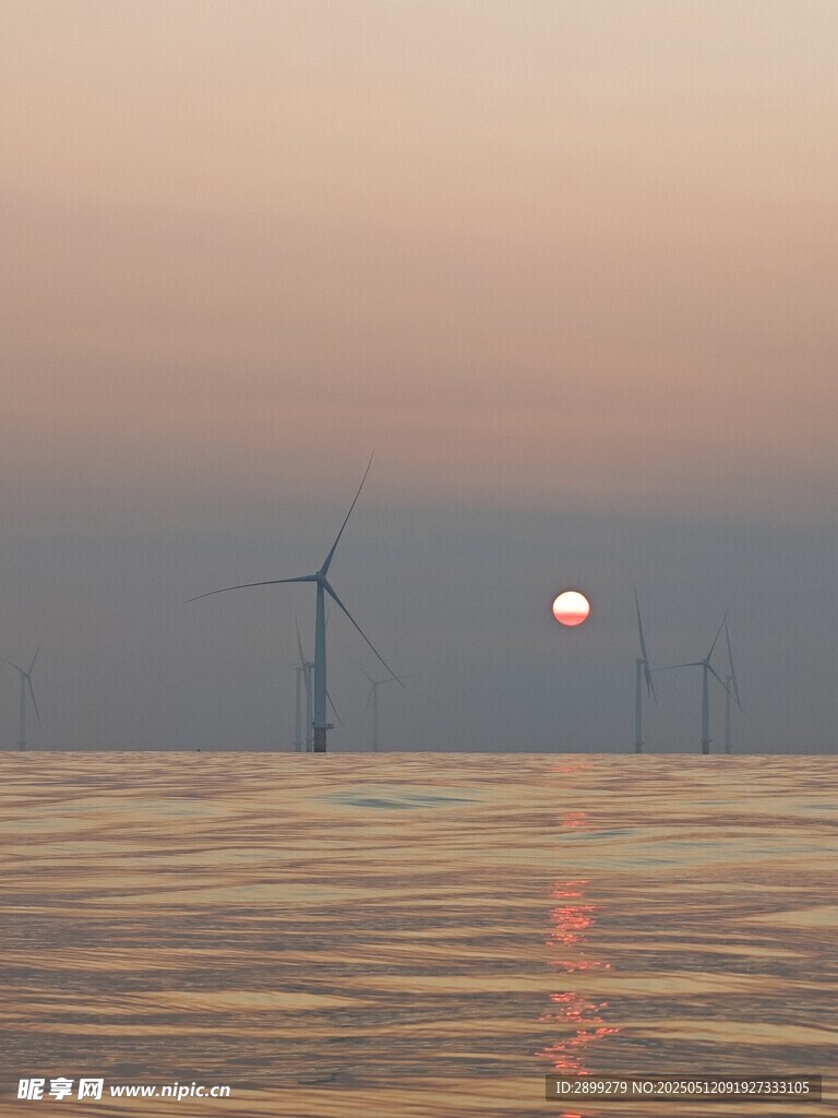海上风车伴夕阳美景