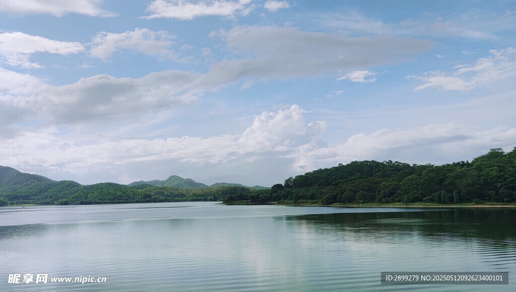 宁静湖畔青山蓝天白云