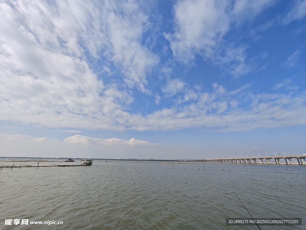 海上风光与桥梁远景