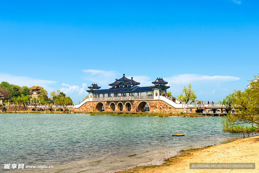湖畔古建美景