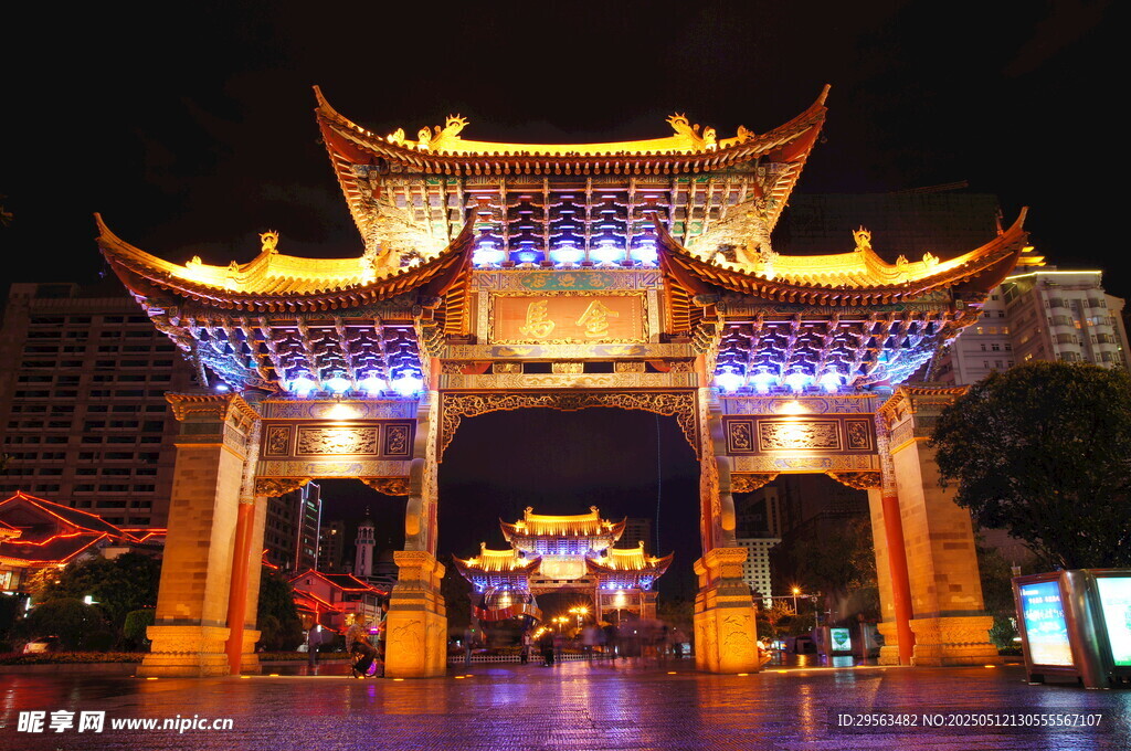 古建门楼夜景璀璨夺目