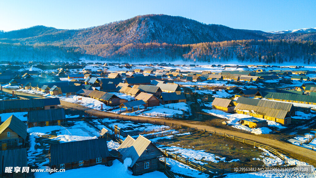 雪覆山村美景