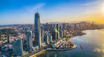 城市天际线与河畔壮丽景观