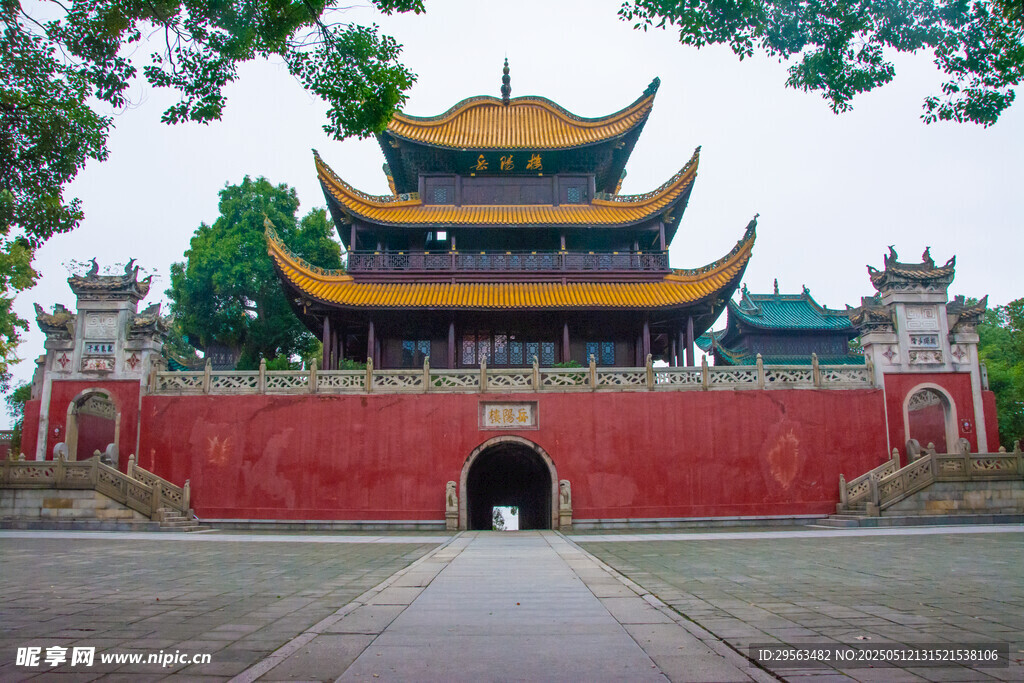 中式古建筑红墙黄瓦楼阁