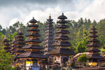 巴厘岛古老多层塔寺庙景观