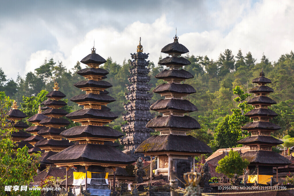 巴厘岛古老多层塔寺庙景观