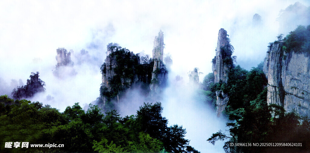云雾缭绕的壮美山峰