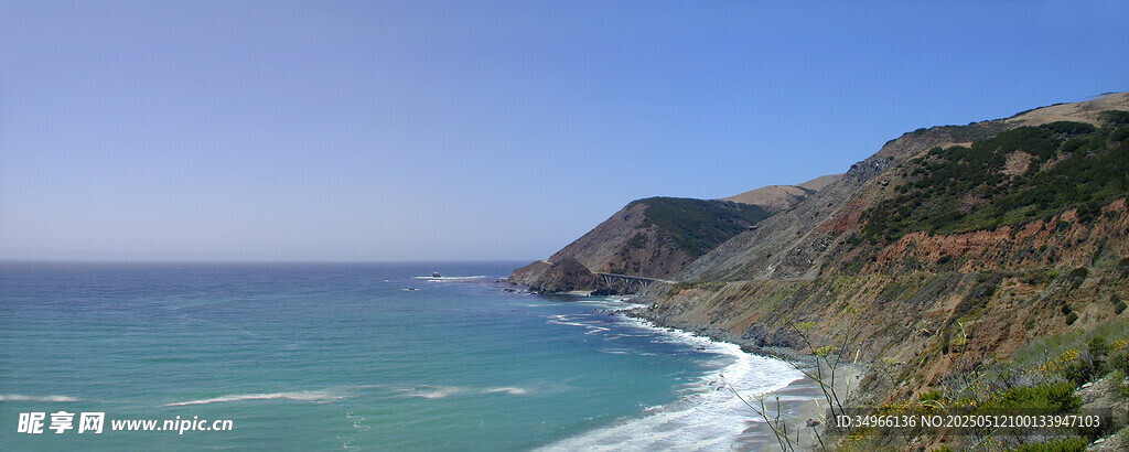 海岸美景 蔚蓝大海与青山