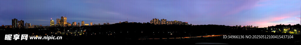 黄昏下的城市天际线美景