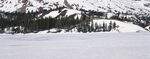 雪山下的开阔雪地景观