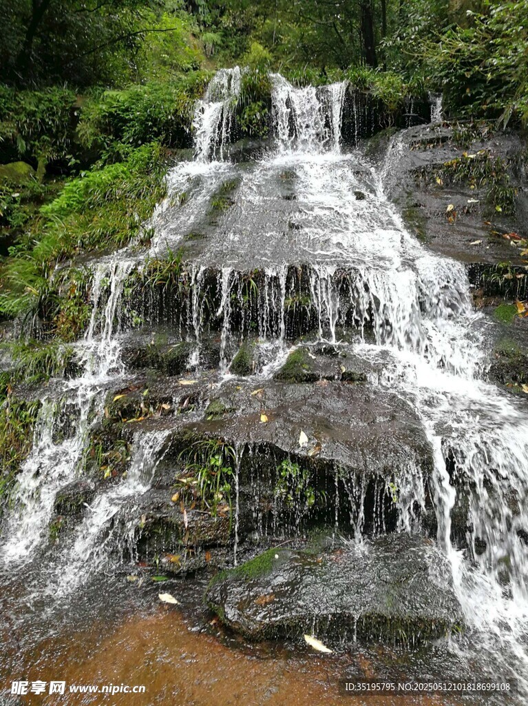 山间瀑布美景