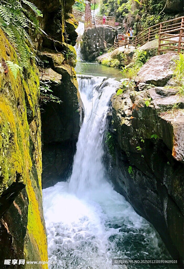 山间瀑布美景