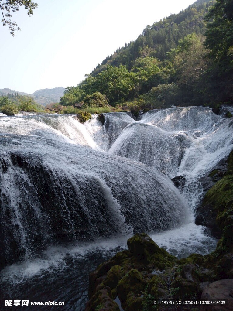山间壮丽瀑布景观