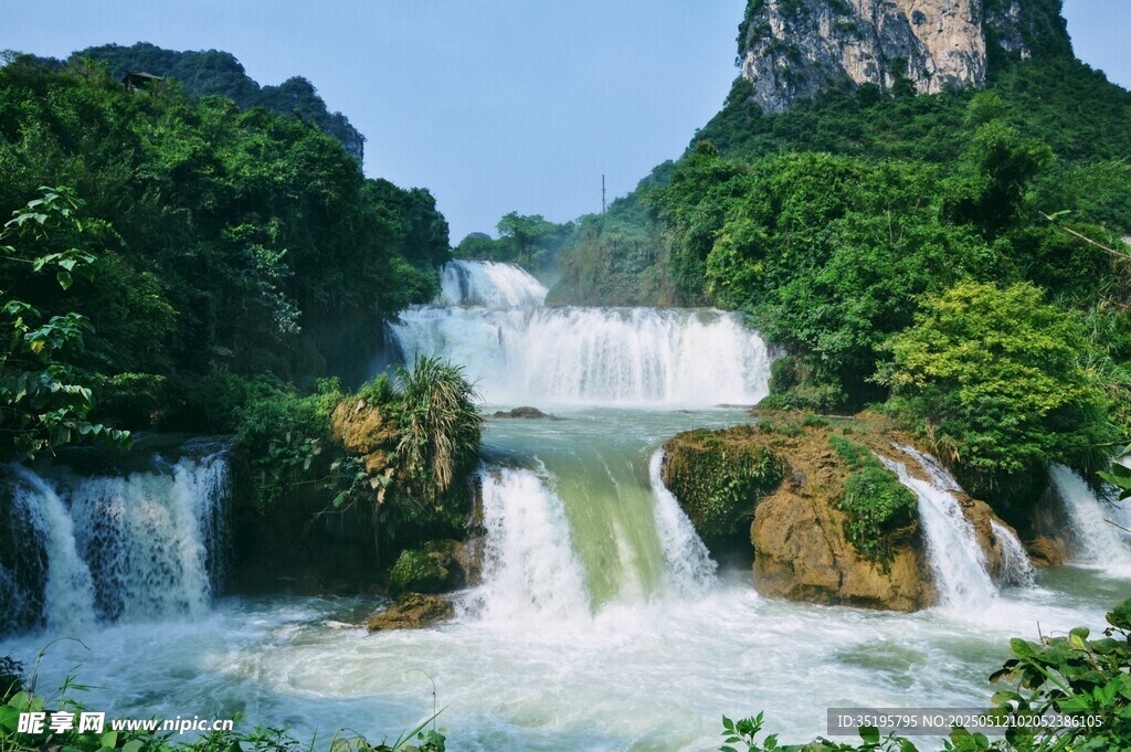 青山间的壮丽瀑布景观