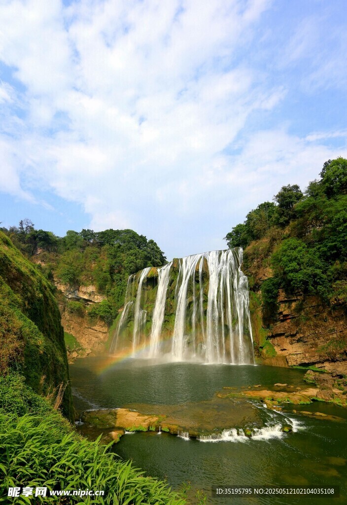 壮丽瀑布下的翠绿山水景