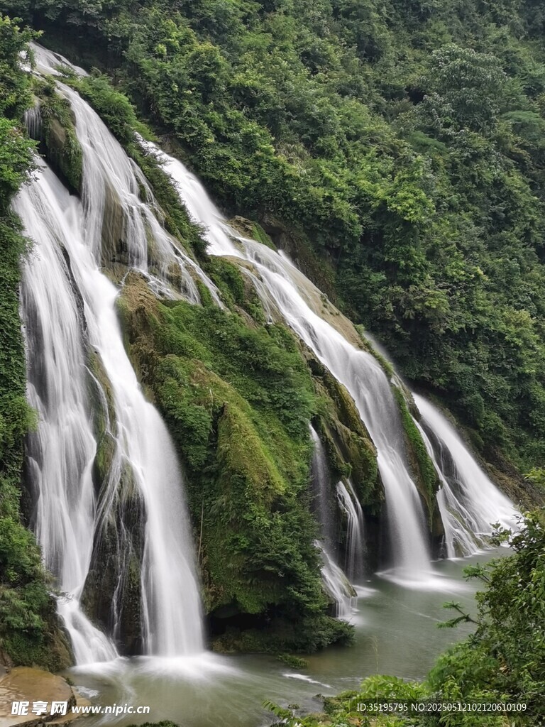 山间飞瀑美景