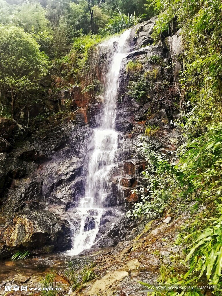 山间瀑布美景
